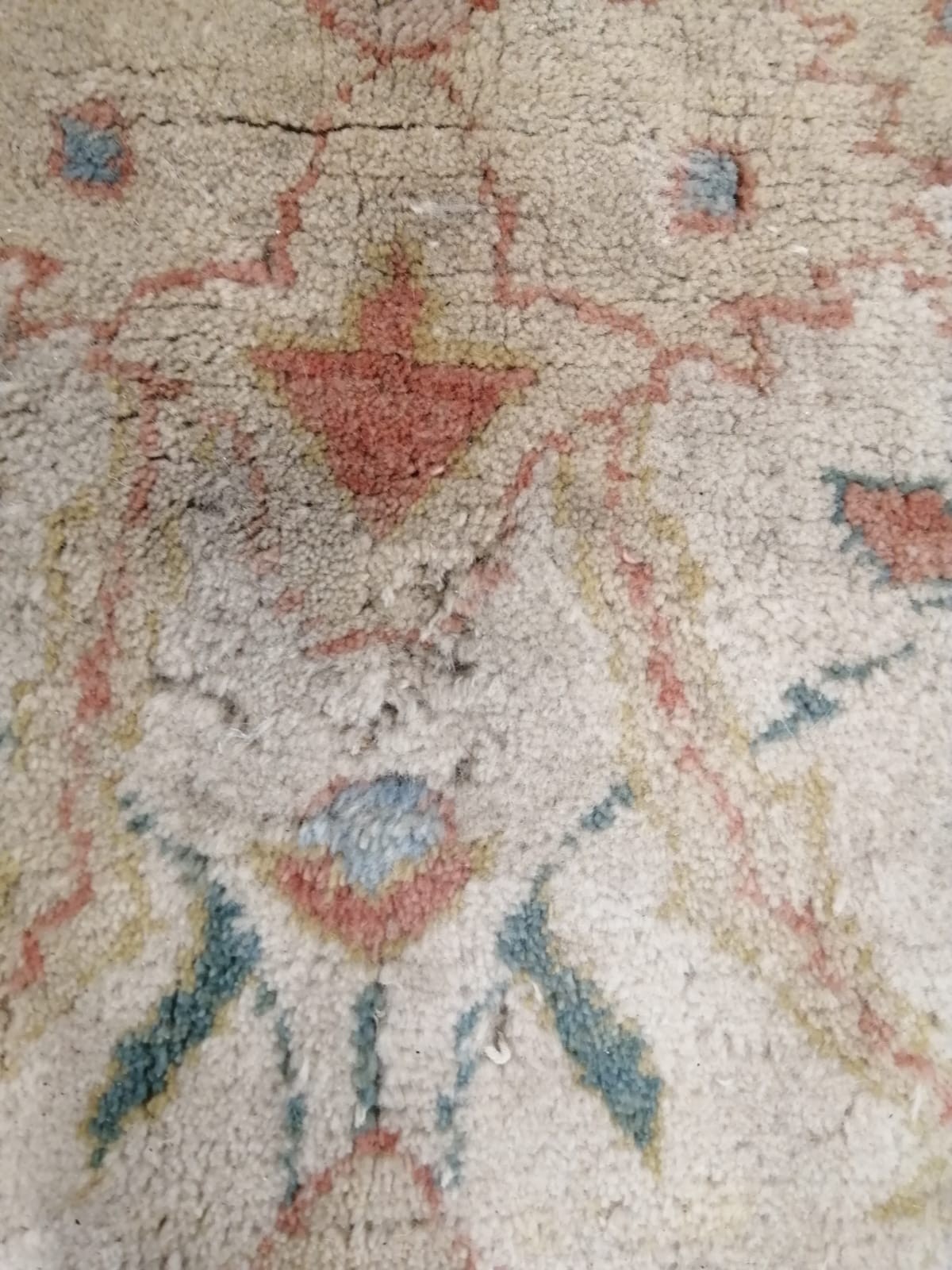 A Zeigler style ivory ground carpet, 390 x 340cm